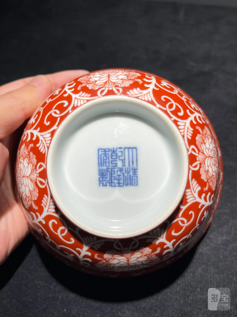 清乾隆 盖雪红缠枝莲纹碗 - 图9